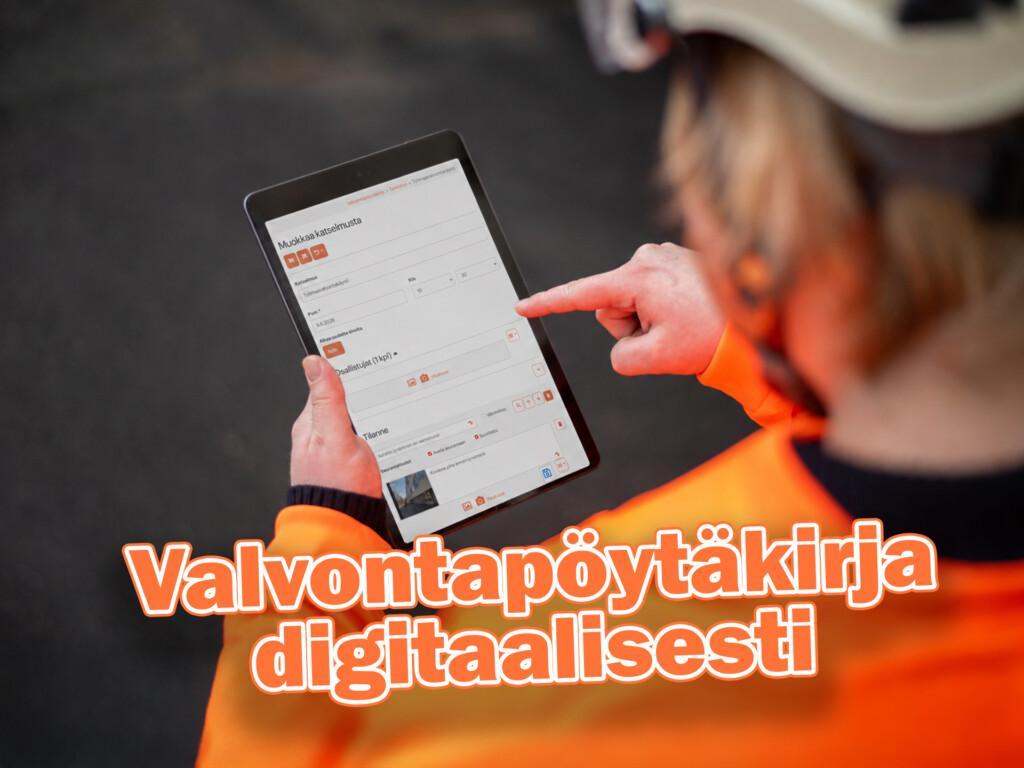 Kuvassa valvoja täyttää kohteessa valvontapöytäkirjaa Infomaatilla