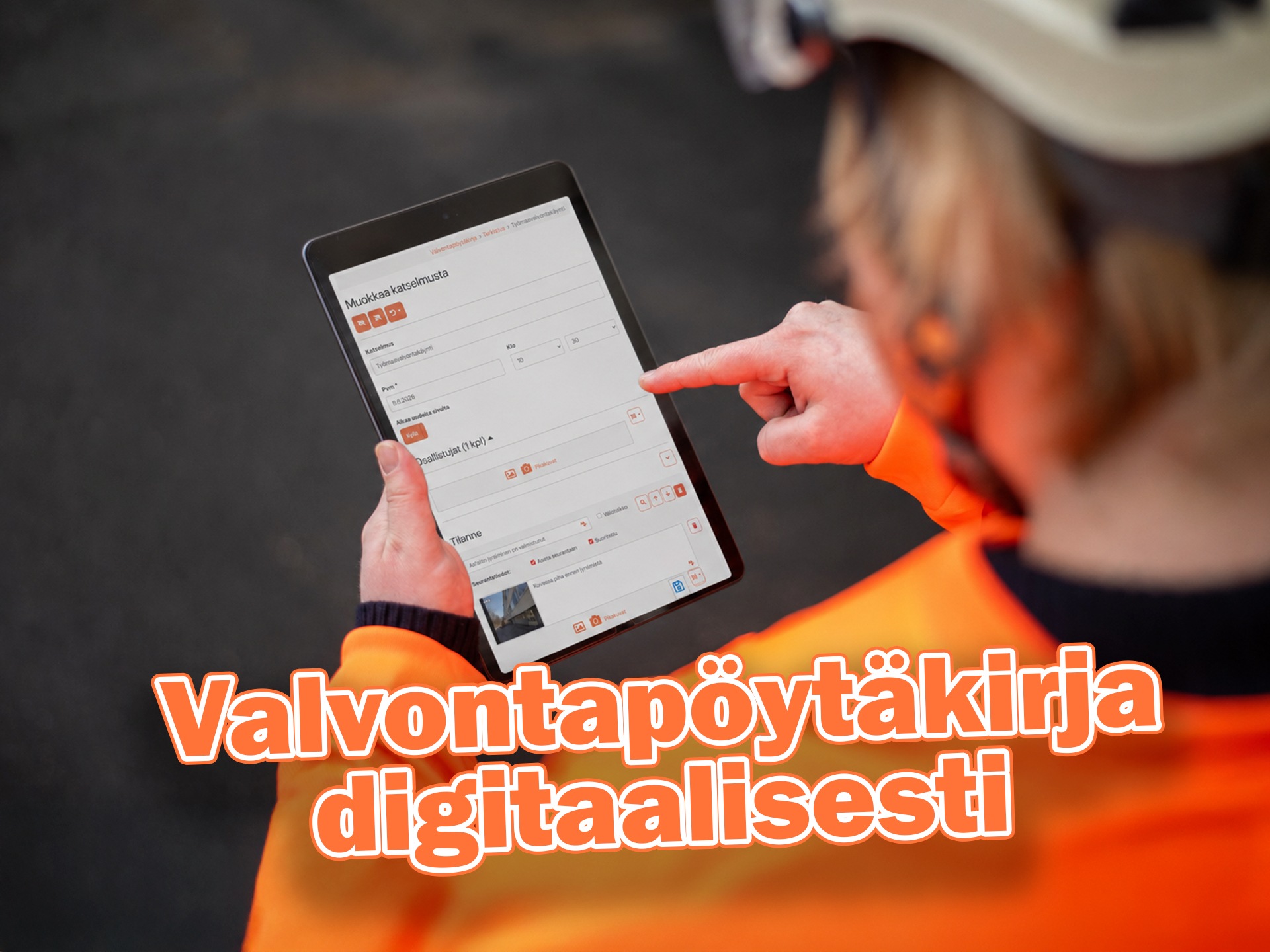 Kuvassa valvoja täyttää kohteessa valvontapöytäkirjaa Infomaatilla