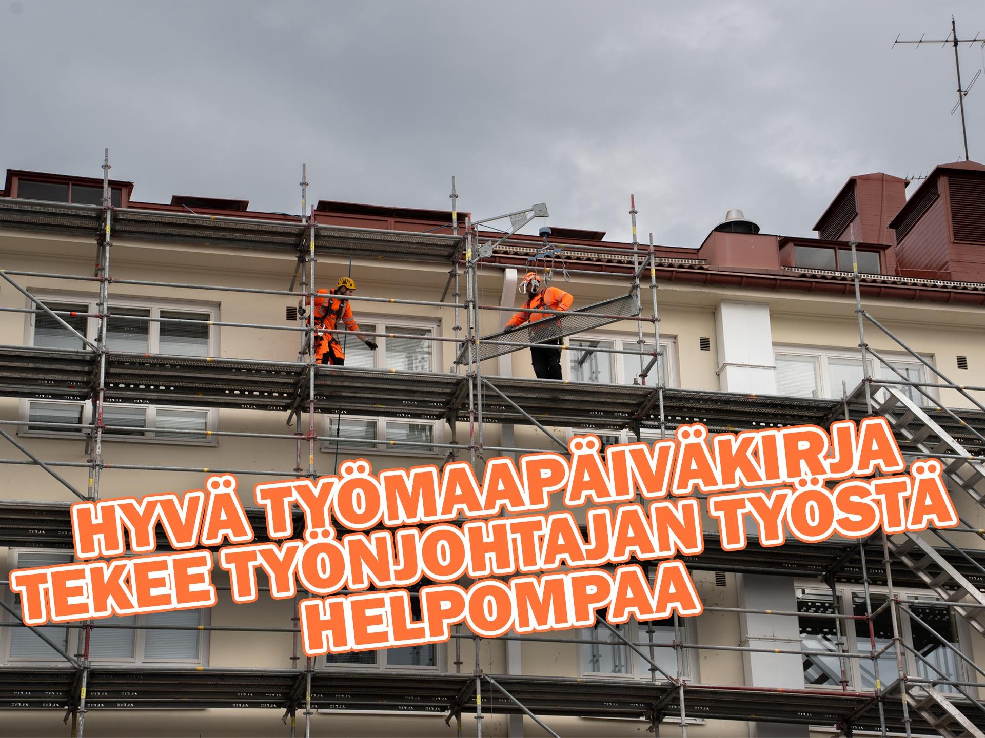Kuvassa työnjohta seuraa työntekijöitä ja täyttää Infomaatilla työmaapäiväkirjaa
