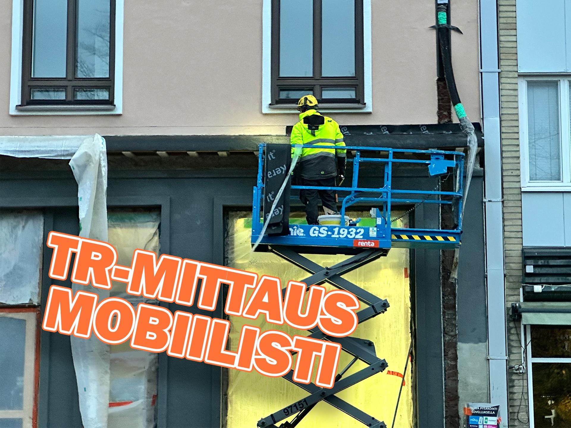 Kuvassa henkilö nostimessa, jonka laitteistosta tehdään Infomaatilla TR-mittaukseen huomioita
